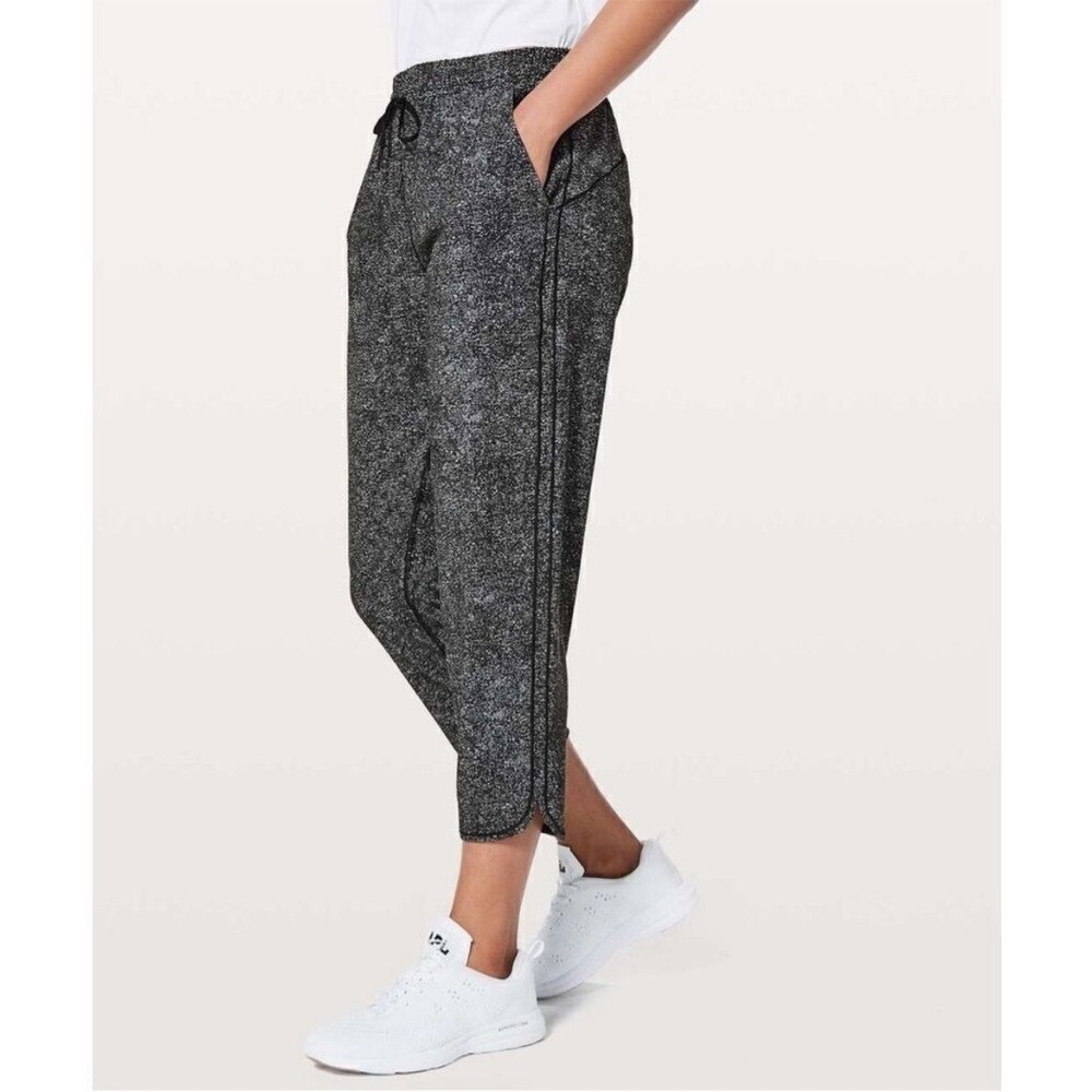 Lululemon Keep It Classic Crop Pant in White Noise Alpine White Black Size 2